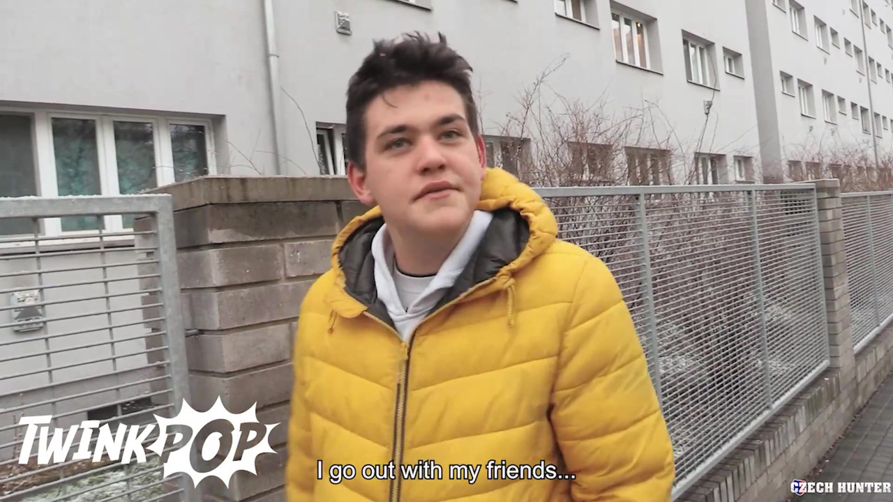 他在去买烟的路上遇到了一个愿意给他额外爱的男人 - twink pop