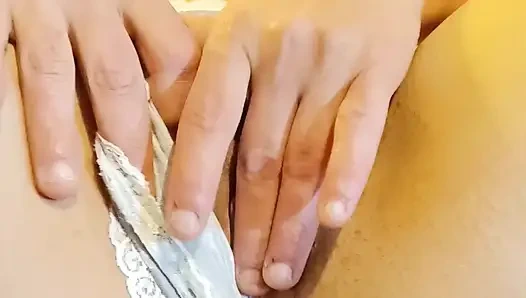 Büyük götlü azgın orta yaşlı seksi kadın mastürbasyon yapıyor ve boşalıyor