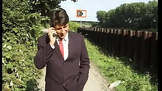 Немецкая пума в желтом платье трахает незнакомца на природе