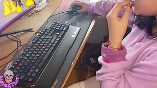 巨乳ゲーマーの女の子は、Fortniteをプレイするクソのようにそれを吸います