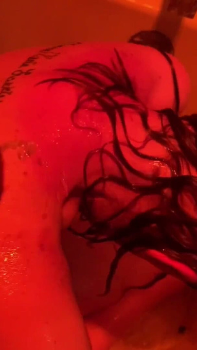 Bimbo blir throat-fucked og gagger med gyllen regn-piss | Klipp 1