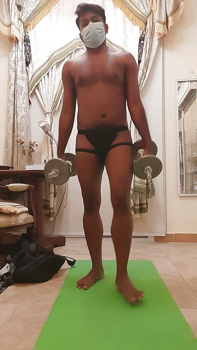 Homofile menn sexy treningsstudio hjemme med slitasje stringtruse.