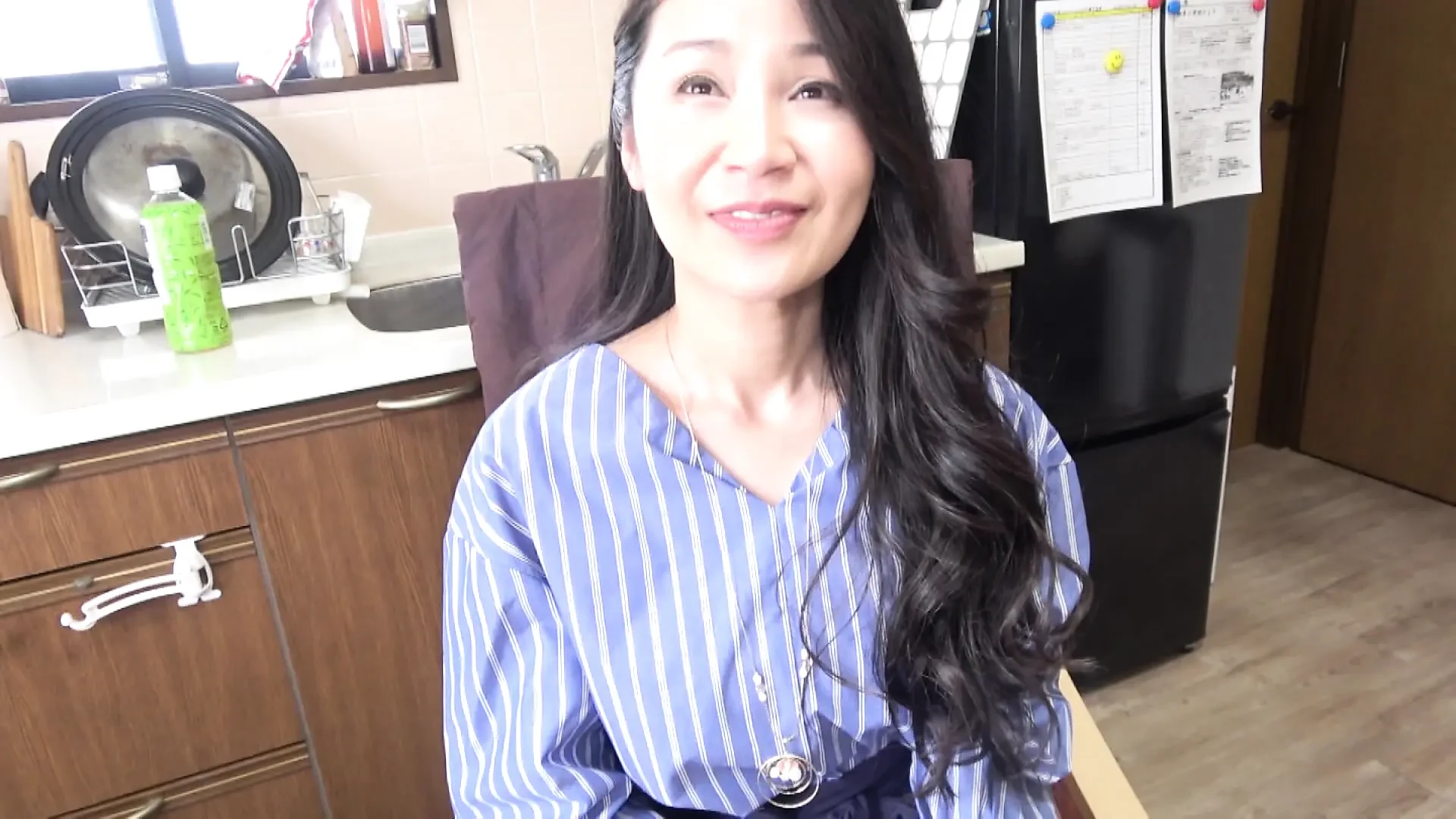A121B03拜访妻子的家！当另一个男人出现在她家时，她的眼睛亮了起来，她惊呼道：“这真是大！