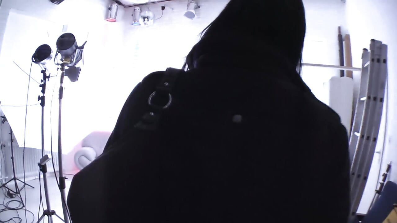 O curvă sexy și excitată cu părul negru se masturbează