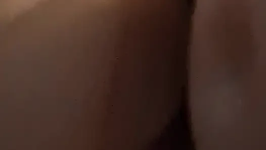 Yatmadan önce kısa boyluyla eğleniyorum. O sıkı amcığı boşalmaya bayılıyorum.