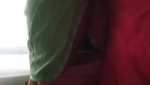 Ich masturbiere mit dem benutzten tanga meiner ehefrau und sie bemerkt es nicht