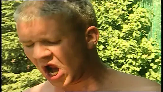 Junge Brunette beim Sonnenbaden gefickt