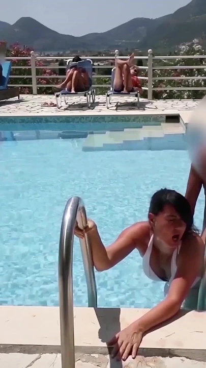 公共! 在酒店泳池里性交!