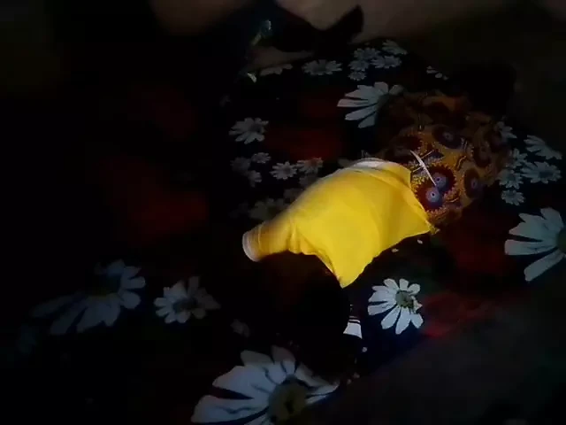 Mimi, a garota tímida me pediu para desligar a luz antes de transar com ela