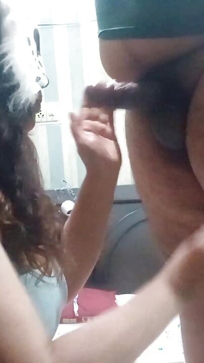 Un docteur indien et une infirmière indienne sucent à l’hôtel