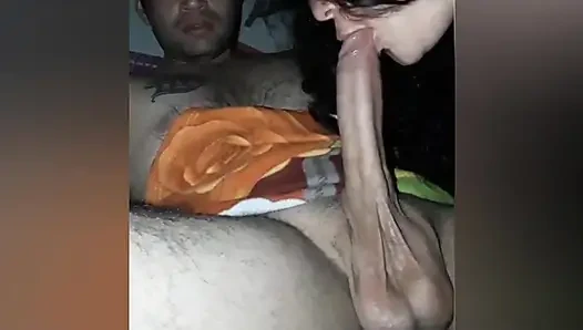 Stiefmutter gibt ihrem stiefsohn oralsex, um ihm zu zeigen, wie seine freundin seinen schwanz lutschen soll