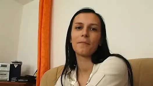 Brünette schönheit masturbiert, bevor sie einen blowjob in pov-action gibt
