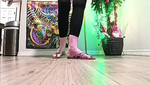6'7 dev kadın sandaletle toprağı parçalıyor yoğun yavaş mo stomps bakış açısı