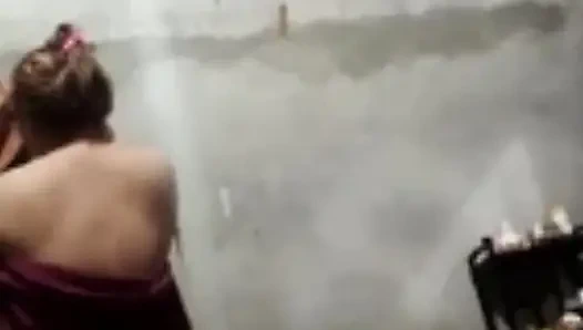 Teyze Anna onu uyutmaya çalışıyor