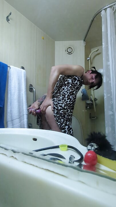 Analni femboy u kupaonici