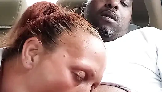 Straßennutte-blowjob im auto. Komm in mounth