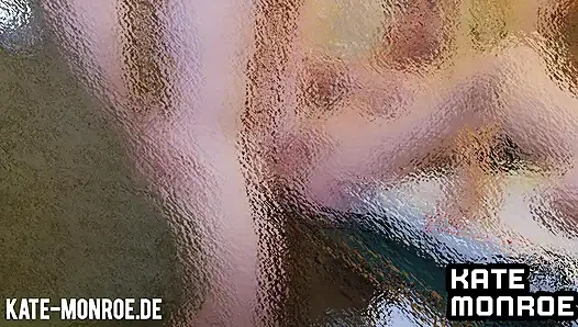 Паренек у бассейна трахает возбужденную милфу Kate Monroe