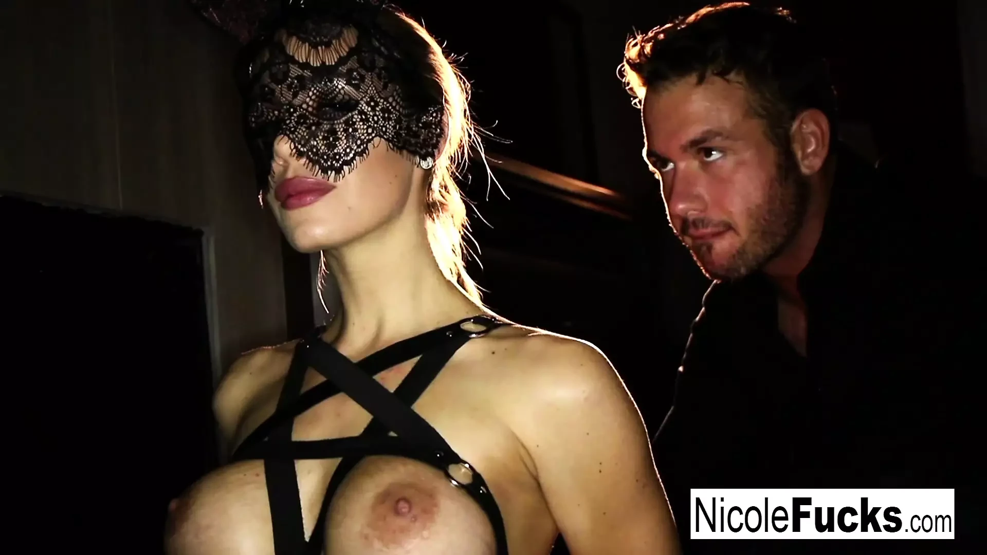 Nicole被一个大鸡巴支配，然后被中出