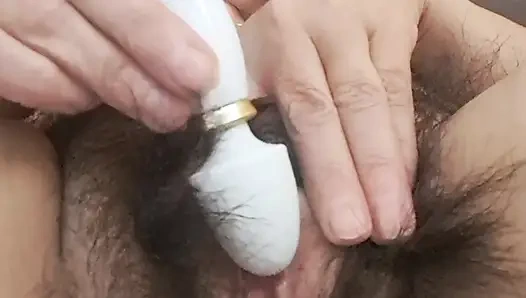 Üvey anne orgazm hissedene kadar kamera önünde klitorisine dokunuyor