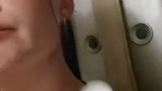 Chica británica se mete los dedos en la ducha