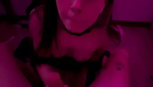 Интимный момент настоящей пары под красным светом