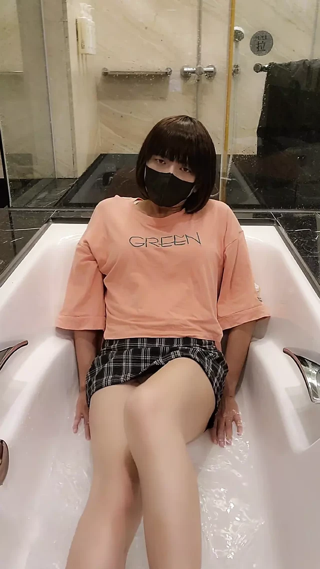 Shemale Ting xuan takes a bath in the bathtub wearing clothes