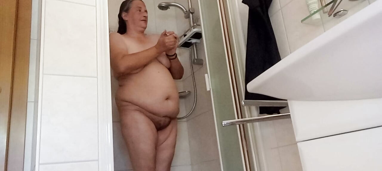 Poczuj moją dupę – niemiecka MILF drażni Cię pod prysznicem