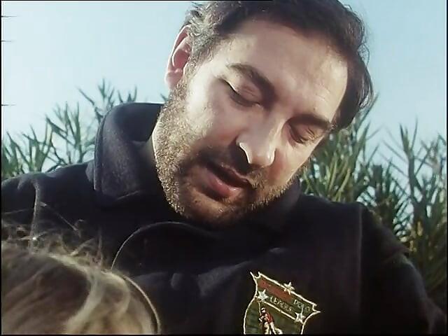 זיון וינטג' בחוץ עם בחור וזיון בפנים בספרייה