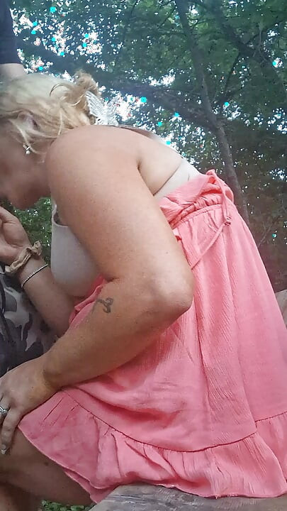 Slet geneukt in verlaten skatepark door gespierde man met een grote pik grote blanke pik