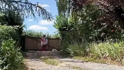 Küçük leopar elbisesi ile bahçıvan kıyafeti içinde