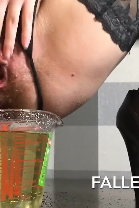 Mmm, so Much of My Yellow Juice - Pissing Hairy Pussy