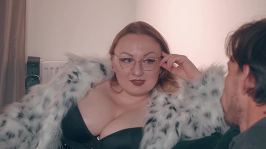 Chess Loser wird zerstört - Dominante MILF im Pelzmantel &spandex-leggings übernimmt die kontrolle mit grobem handjob & amazon ride