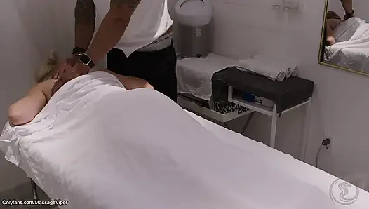 Klien Berganti Peran dan Berubah menjadi Tukang Pijat!