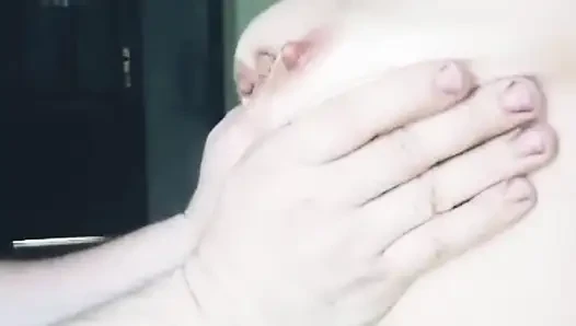 Jilat krim kocok dari payudara Anda