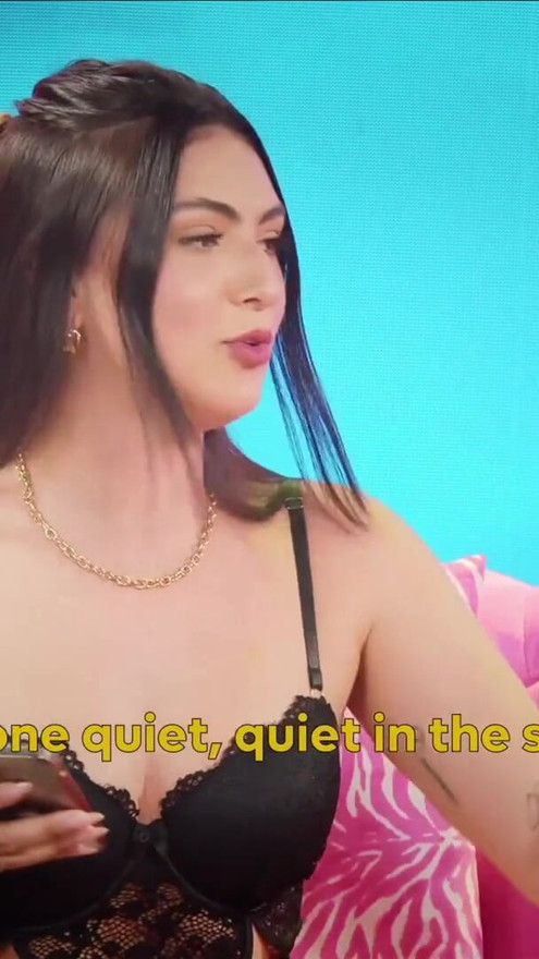 Clara Wellen shows video of famous Brazilian influencer sucking married man's dick | Clip 1