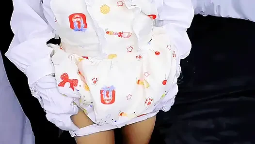 Süßer kleiner Thai: Ich mag es, wenn Erwachsene mich unter meinem Puppenkleid berühren.