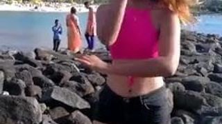 Sexy meisje dansen aan de kust. Mp4