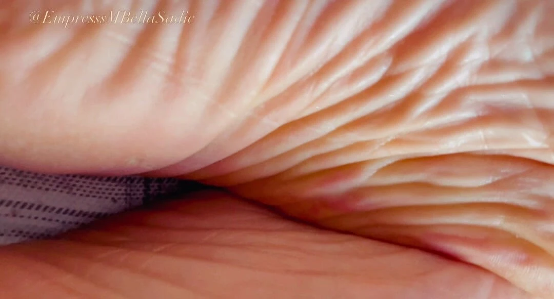 Perfect feet, soles, toes and nails
There is nothing more delicious than EmpressBellaSadic's feet, with the smell of female sweat
