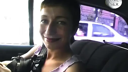 Крошка долбит мокрую киску с синим дилдо в машине