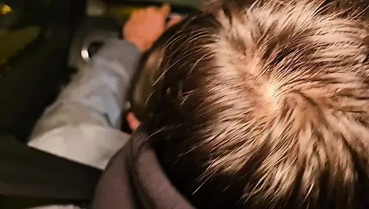 Arabada birkaç arkadaşla alışverişe gittik ve dördümüz arabada seks yaptık.