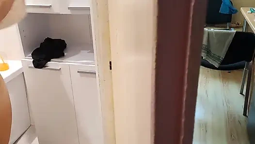 Ngeliat adik tiriku yang masih remaja lagi asik coli