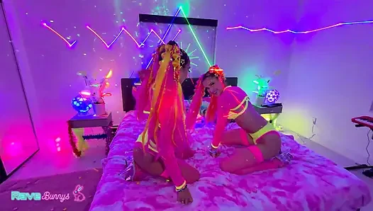 Sasha Tatcha ve Madison Steele Shine neon üçlü grup seks için vücut boyası içinde