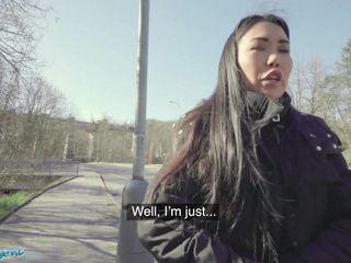 Agent public, gagica asiatică Alina Crystal se fute cu un străin