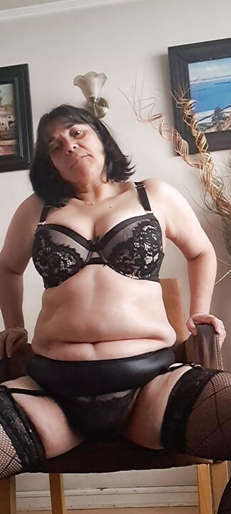 Σέξι ώριμη milf με καυτό καλσόν περιμένει τον θετό γιο έτοιμο να γαμήσει όπως θέλει