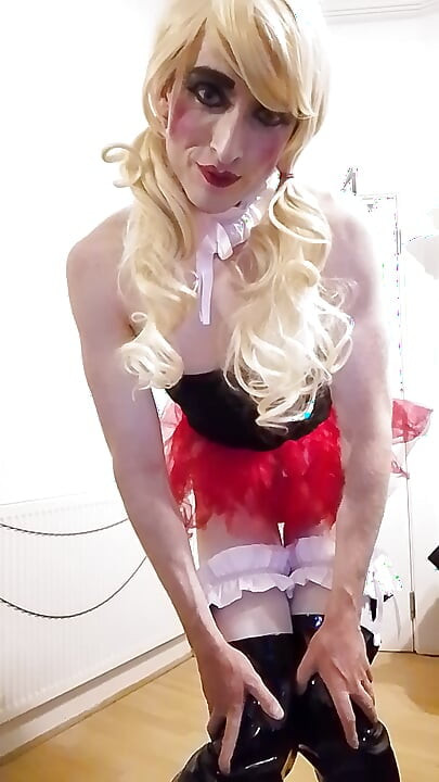 Sissy tranny Emilyhardon exposing herself