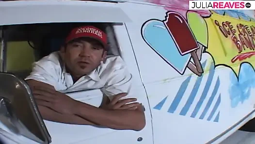 Сексуальная девушка сосет член, затем трахается с массивным камшотом в рот