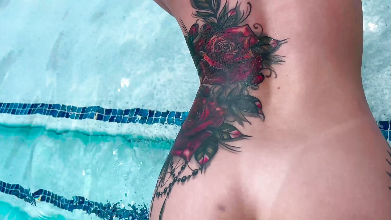 La plantureuse Maddy May se fait baiser au bord de la piscine par une grosse bite jmac