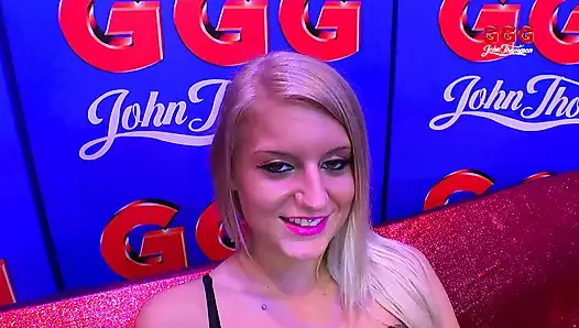 Блондинка-бомба Анна Хочет Проглотить На Кастинге На Диване