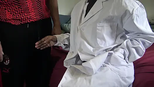Älterer mann mit einem sehr haarigen schwanz von perverser krankenschwester berührt