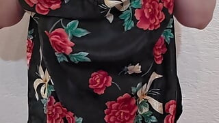 Sborra guarda secy casalinga si scopa dalla sua sexy camicia da notte